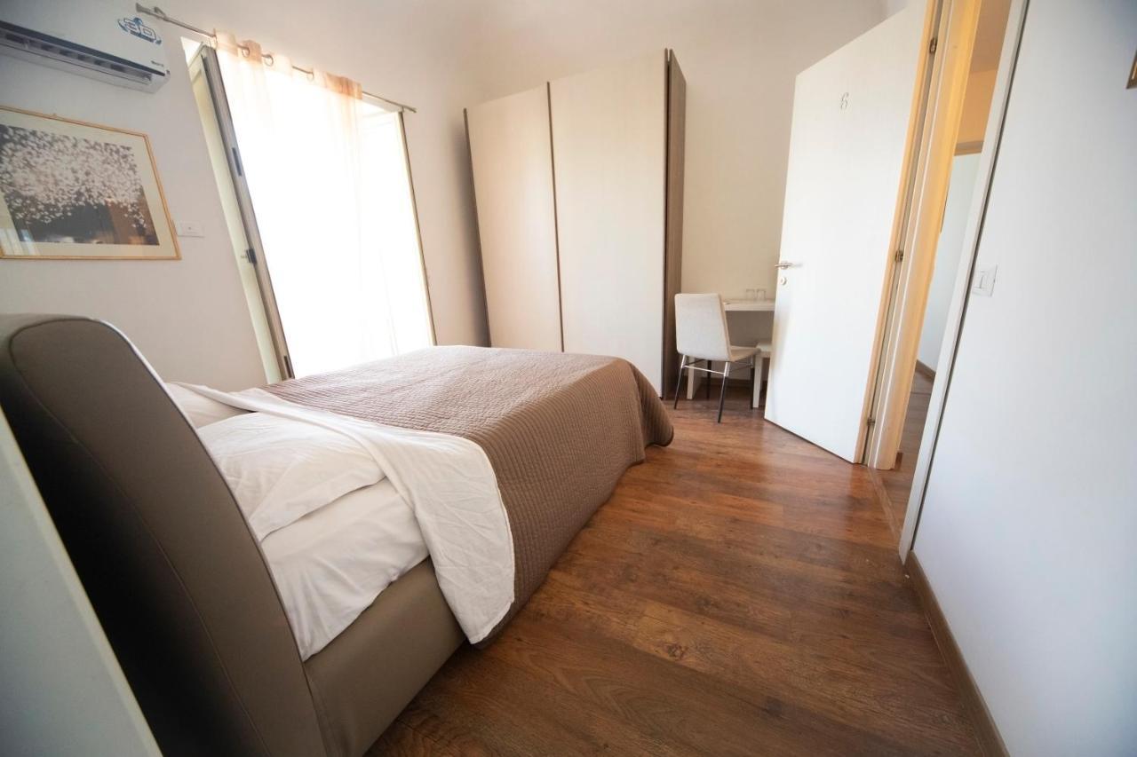 Rooms In Shared Apartment - City Center คาตาเนีย ภายนอก รูปภาพ